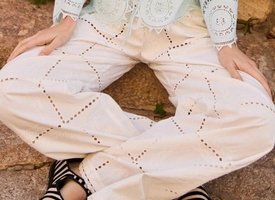 Bukser til kvinder hos Noramoe - Velsiddende bukser: wide, straight, slim og comfy styles.