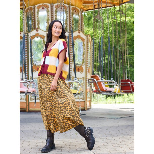 Black Colour - Abbie Nederdel - Mustard Leo