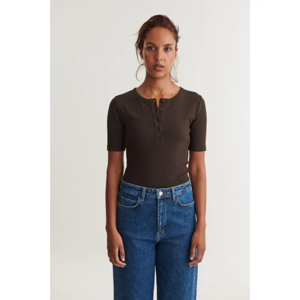 Basic Apparel - Ludmilla SS Granddad T-shirt - Chocolate torte